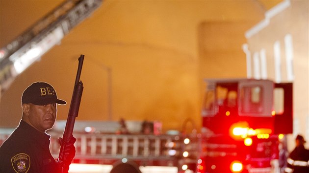 Pi nsilnostech v Baltimoru zasahovali i hasii. (27. 4. 2015)