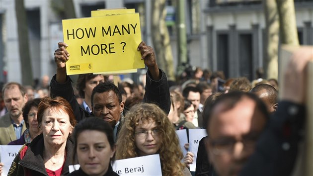 Demonstrant v Bruselu dr ceduli Kolik jet? v souvislosti s utonulmi imigranty a mimodnm summitem EU. (23. dubna 2015)