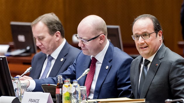 vdsk premir Stefan Lofven, esk pedseda vldy Bohuslav Sobotka a francouzsk prezident Franois Hollande na mimodnm summitu v Bruselu (zleva, 23. dubna 2015)