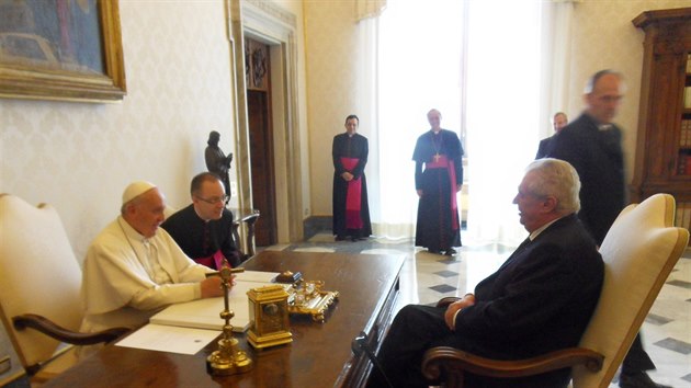 Setkn prezidenta Miloe Zemana s papeem Frantikem.