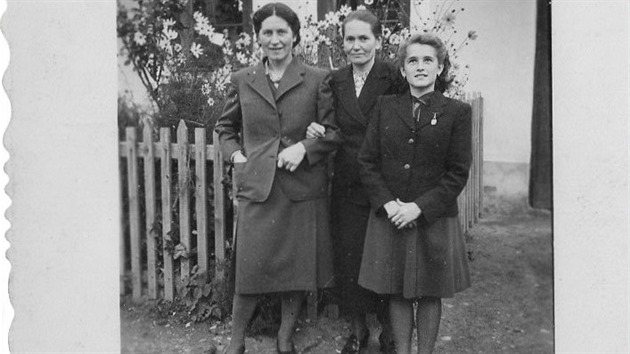 Kateina Jakubkov (uprosted), s dcerou Mari (vpravo) v dob okupace