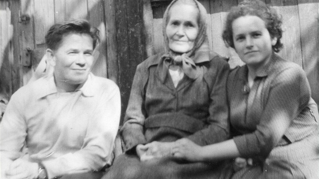 Kateina Jakubkov (uprosted), na sklonku ivota, v dob kdy psala pamti (vlevo syn Josef, vpravo dcera Marie).