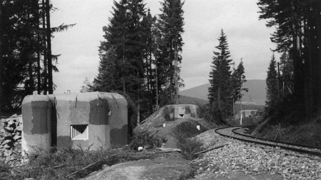 Znm fotografie zachycujc trojici opk typu A-180 zesleny v oblouku eleznin trat u Soumarskho Mostu. Snmek byl otitn v nmeck propagan knize Mit dem VII. Korps ins Sudetenland z roku 1938.