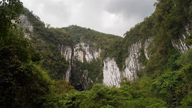 Skaln masiv, ve kterm se nachz jeskyn Deer cave. st vstupu je vidt uprosted dole na fotografii.