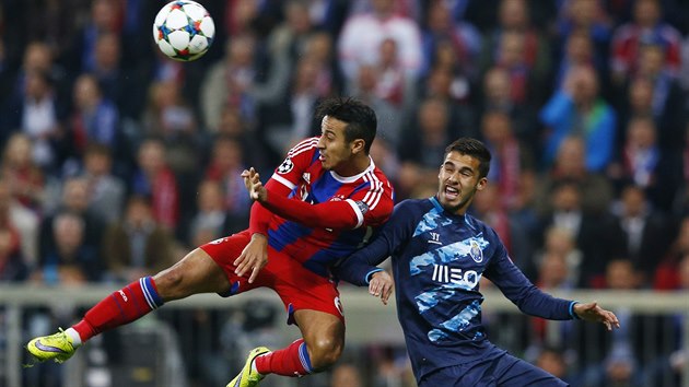 panlsk zlonk Thiago Alcntara z Bayernu hlavikuje pes Ivana Marcana na brnu Porta ve tvrtfinle Ligy mistr.