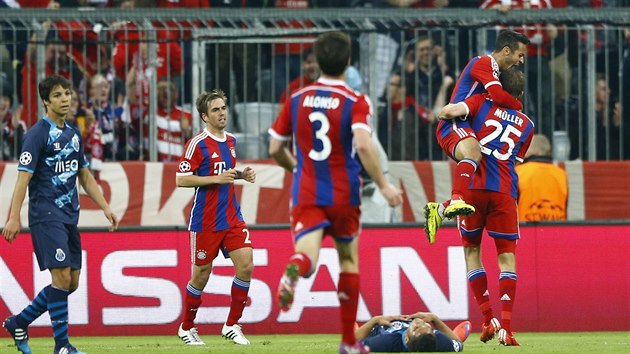 Fotbalist Bayernu se raduj, hri Porta smutn. Thiago a Mller (vpravo) slav tvrt gl ve tvrtfinlov odvet Ligy mistr.