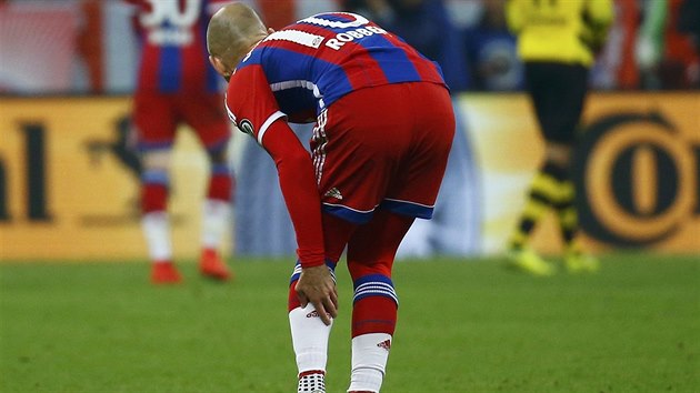 JE TO ZL Arjjen Robben z Bayernu se dr za lev ltko, do zpasu se vrtil po msn absenci a v semifinle nmeckho pohru se znovu zranil.