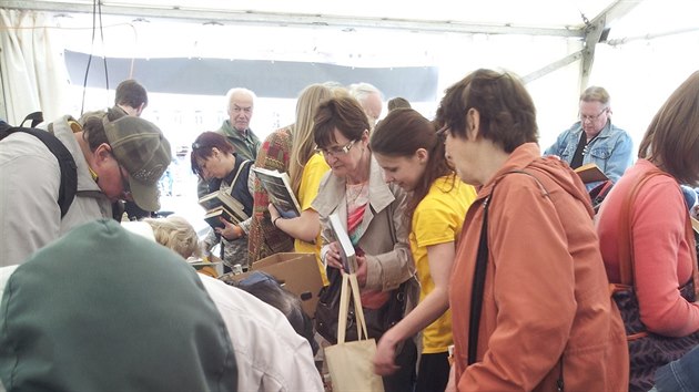 Do stanu festivalu Literatura ije! dorazily destky dychtivch ten a zaal velk boj o ty nejdanj tituly.