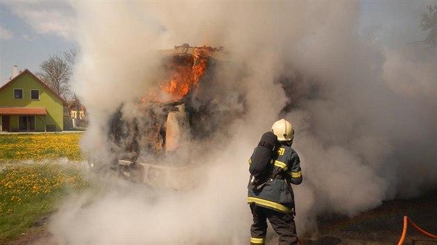 Na kraji obce zaala hoet Tatra 815. Kabina mlem lehla popelem.