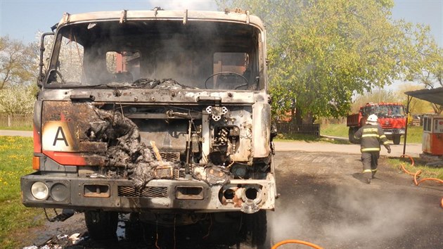 Na kraji obce zaala hoet Tatra 815. Kabina mlem lehla popelem.