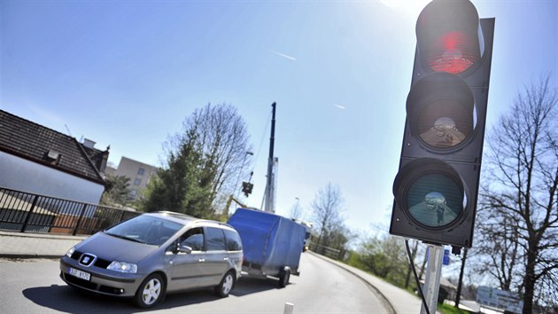 V Humpoleck ulici se cel lto bude opravovat most pes eleznici, jezdit se bude po provizornm pemostn, kter se v tchto dnech stav. Lid, kte bydl za mostem, si stuj, e msto nenalo dnou jinou pstupovou lokalitu na nkolik sdli a prmyslovch zn. Denn mus ekat v dlouhch kolonch ped omezenm.