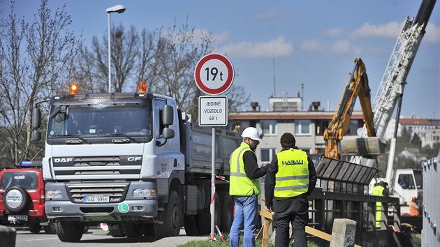 V Humpoleck ulici se cel lto bude opravovat most pes eleznici, jezdit se bude po provizornm pemostn, kter se v tchto dnech stav. Lid, kte bydl za mostem, si stuj, e msto nenalo dnou jinou pstupovou lokalitu na nkolik sdli a prmyslovch zn. Denn mus ekat v dlouhch kolonch ped omezenm.