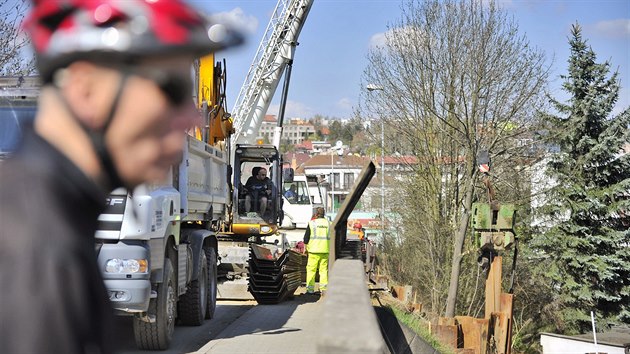 V Humpoleck ulici se cel lto bude opravovat most pes eleznici, jezdit se bude po provizornm pemostn, kter se v tchto dnech stav. Lid, kte bydl za mostem, si stuj, e msto nenalo dnou jinou pstupovou lokalitu na nkolik sdli a prmyslovch zn. Denn mus ekat v dlouhch kolonch ped omezenm.