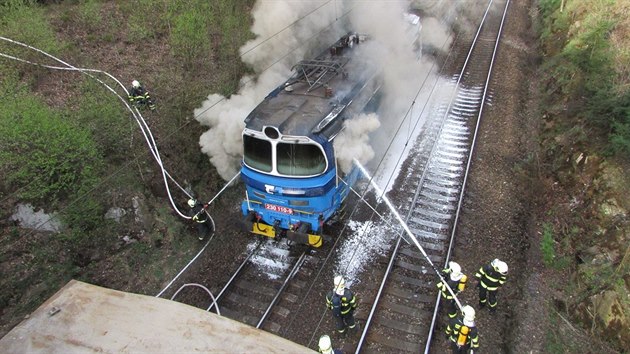 Por lokomotivy na eleznin trati u Pohledu nedaleko Havlkova Brodu. Po dobu zsahu musela bt tra uzavena. Ohe poniil majetek za pl milionu korun.