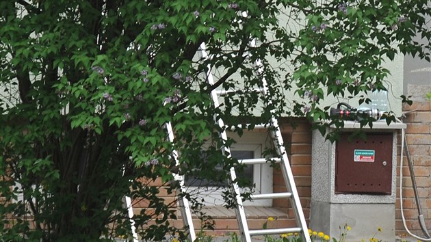 V byt v Brn-Krlov Poli nali policist vbuninu. K bytu v prvnm pate pistavili ebky. (28.4.2015)