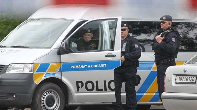 V byt v Brn-Krlov Poli nala policie vbuninu. Na mst jsou i hasii. (28.4.2015)