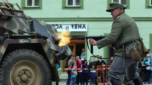 Amerit a Nmet vojci se znovu po 70 letech utkali v bitv o Cheb.