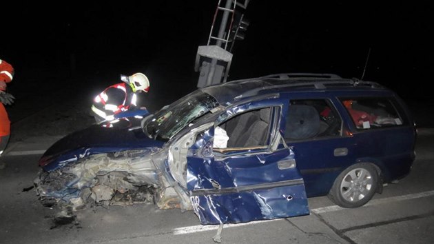 idi jedouc pod vlivem alkoholu a marihuany nezvldl na umperku zen a narazil na pejezdu do zabezpeovacho zazen. Auto skonilo na stee, on pot z msta nehody odeel.