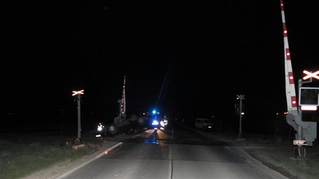 idi jedouc pod vlivem alkoholu a marihuany nezvldl na umperku zen a narazil na pejezdu do zabezpeovacho zazen. Auto skonilo na stee, on pot z msta nehody odeel.