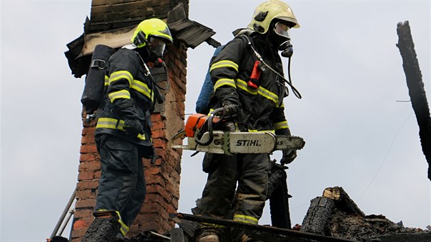 Velk por, kter hasii likvidovali nkolik hodin, kompletn zniil stechu rodinnho domu a propadly se i nkter stropy. kody jsou pedbn vysleny na 700 tisc korun.