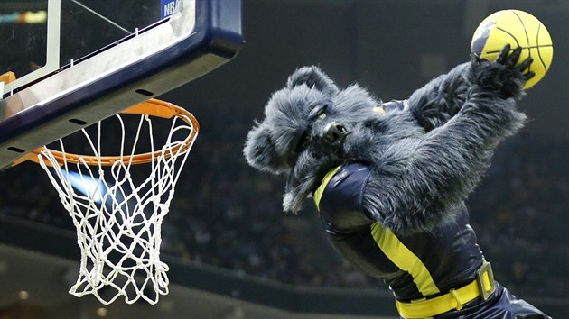 GRIZZ V AKCI. Maskot basketbalist Memphisu d bhem zpasu play-off s Portlandem.