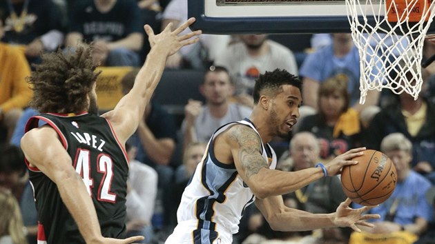 Courtney Lee (vpravo) z Memphisu shazuje m na perimetr, pes obranu Robina Lopeze z Portlandu zakonit nedokzal.