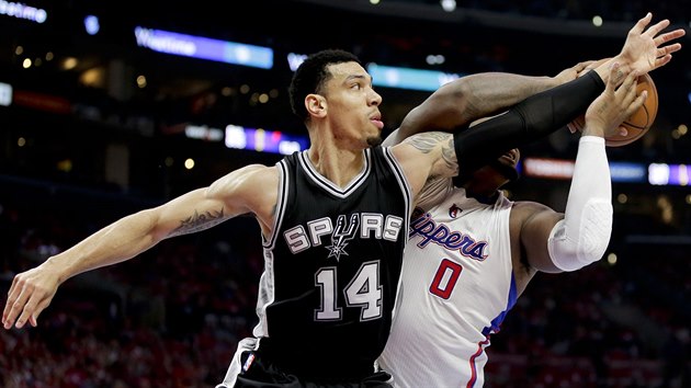 Danny Green (vlevo) ze San Antonia blokuje Glena Davise z LA Clippers.