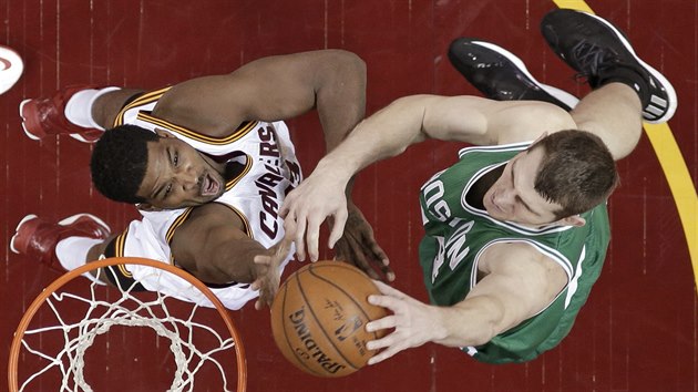 Tyler Zeller (vpravo) z Bostonu se sna zakonit na ko Clevelandu pes Tristana Thompsona.