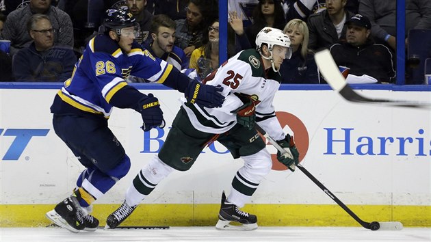 Thomas Vanek (vpravo) z Minnesoty unik Paulu Stastnmu ze St. Louis.