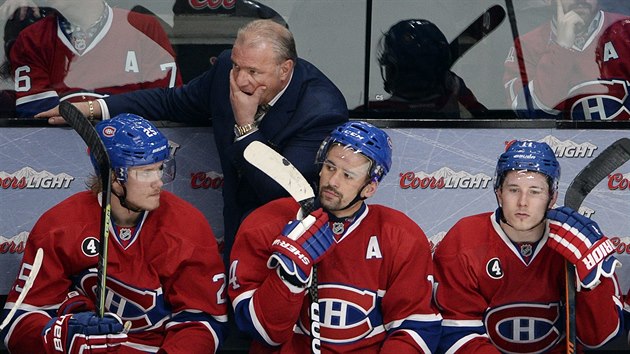 Michel Therrien sleduje hru Montrealu ze stdaky spolu se svenci Jacobem De La Rosem, Tomem Plekancem a Brendanem Gallagherem (zleva).