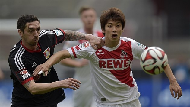 Juja Osako (vpravo) z Kolna v souboji s Robertem Hilbertem z Leverkusenu.