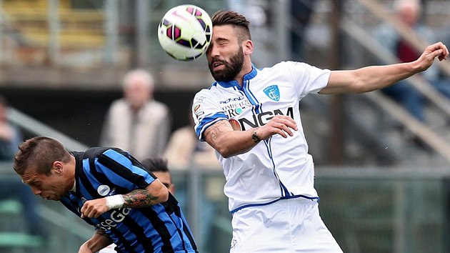 Alejandro Dario Gomez (vlevo) z Atalanty Bergamo a Lorenzo Tonelli z Empoli v hlavikovm souboji.