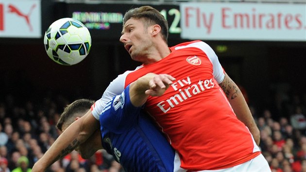 Olivier Giroud (v erveném) z Arsenalu a John Terry z Chelsea v hlavikovém...