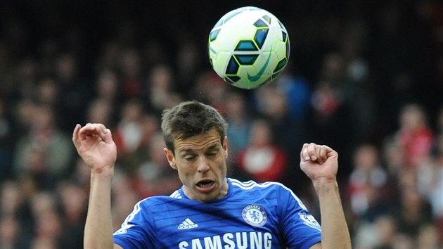 Cesar Azpilicueta z Chelsea hlavikuje v derby s Arsenalem.