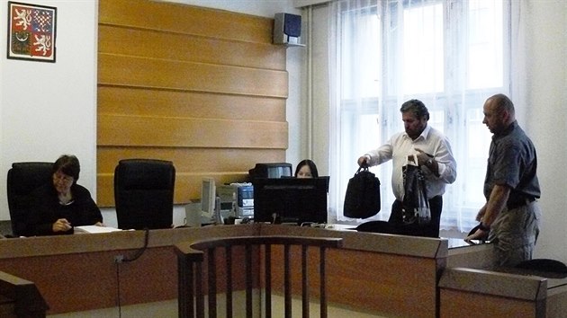 Strnk Mstsk policie v Jaromi Petr Skla u Okresnho soudu v Nchod (31.3.2015).