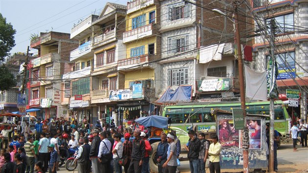 ivot v Pokhae pokrauje jako normln. Obchody jsou oteven, ale tm vude hraje televize a lid sleduj zprvy z hlavnho msta.