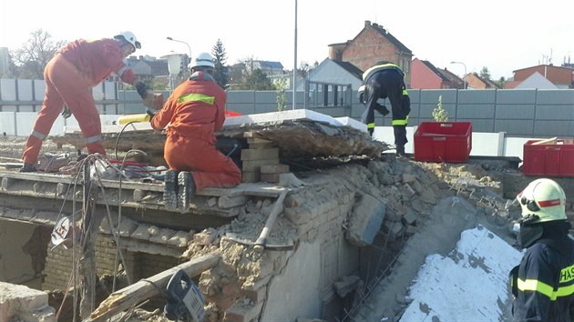 Na dlnka v Brn spadla ze. Zrann nepeil (25.4.2015).