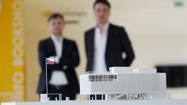 Michal Kritof a Ondej Chybk ukzali model svho pavilonu pro Expo 2015.