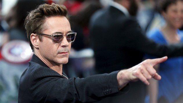 Robert Downey Jr. na londnsk premie Avengers: Age of Ultron (21. dubna 2015)