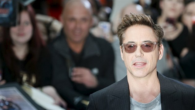 Robert Downey Jr. na londnsk premie Avengers: Age of Ultron (21. dubna 2015)