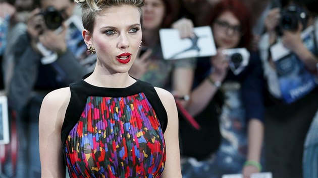 Scarlett Johanssonov na londnsk premie Avengers: Age of Ultron (21. dubna 2015)