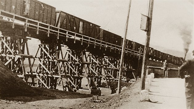 Jeden z nkolika vlak, kter v kvtnu 1945 projely po spojce mezi Nchodem a Chudobou. Pilotov most vedl pes eku Metuji v Blovsi.