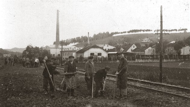 V roce 1946 se upravovalo okol trat v Blovsi pro druhou kolej. Vpravo je blovesk truhl Karel Kaprek, kter se doil 107 let.