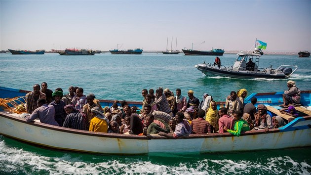 Lo s etiopskmi uprchlky z Jemenu, kterou zachytila str v Dibutsku (21. dubna 2015).