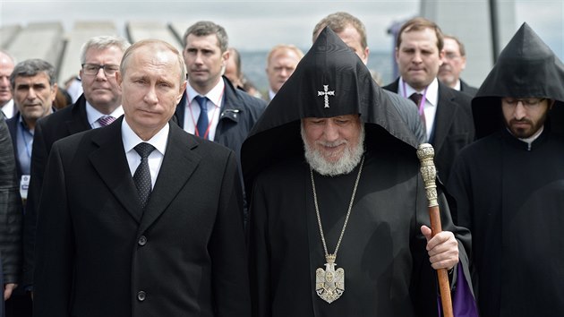 Rusk prezident Vladimir Putin s patriarchou Armnsk apotolsk crkve Gareginem II. (Jerevan, 24. dubna 2015).