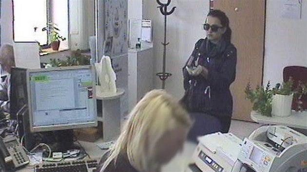 Zlodjku, kter pepadla poboku banky ve Zbov, zachytila kamera.
