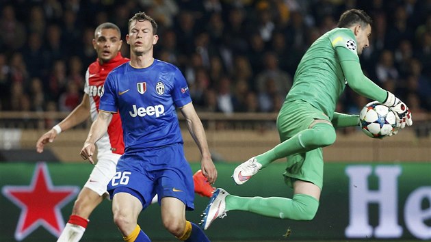 MM! Monack brank Danijel Subai chyt m ped Stephanem Lichtsteinerem z Juventusu.