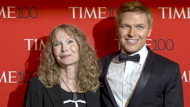 Mia Farrowov a Ronan Farrow (New York, 21. dubna 2015)