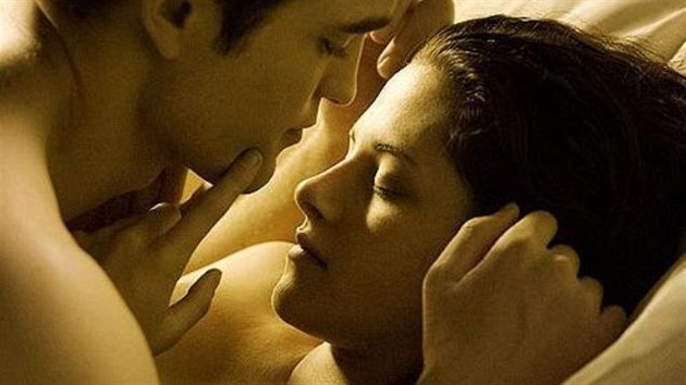 Robert Pattinson a Kristen Stewartov ve filmu Twilight sga: Rozbesk, 1. st (2011)