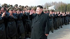 Kim ong-un se u hory Pektu setkal se severokorejskými piloty (19. dubna 2015)